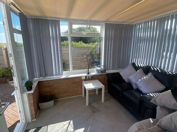 Cozy Coastal Bungalow In Prestatyn