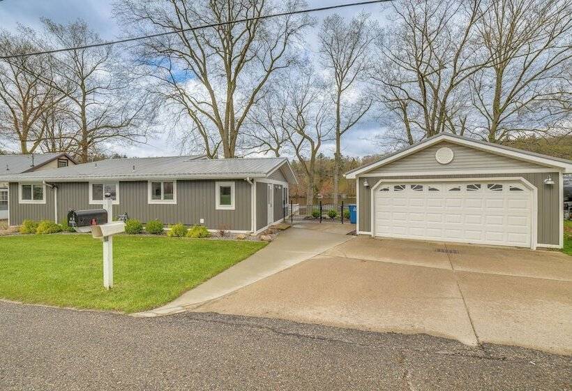 Croton Pond & Muskegon River Cottage W/ Boat Docks