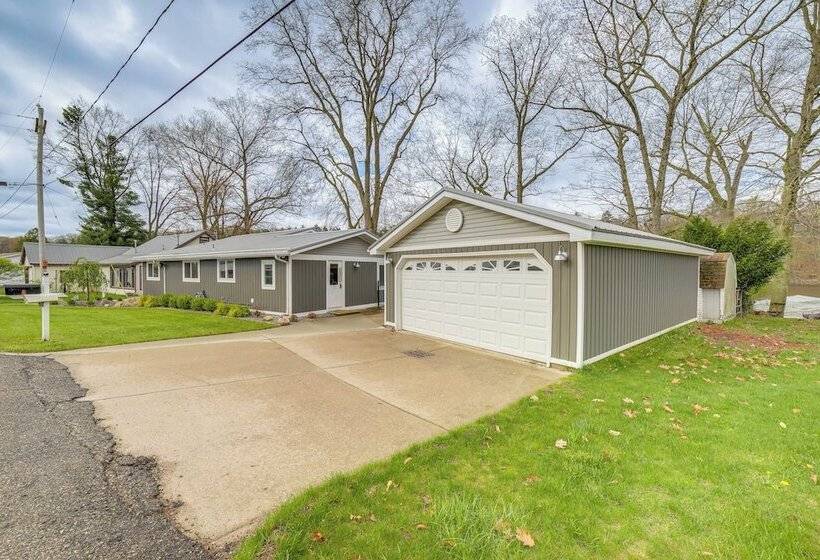 Croton Pond & Muskegon River Cottage W/ Boat Docks