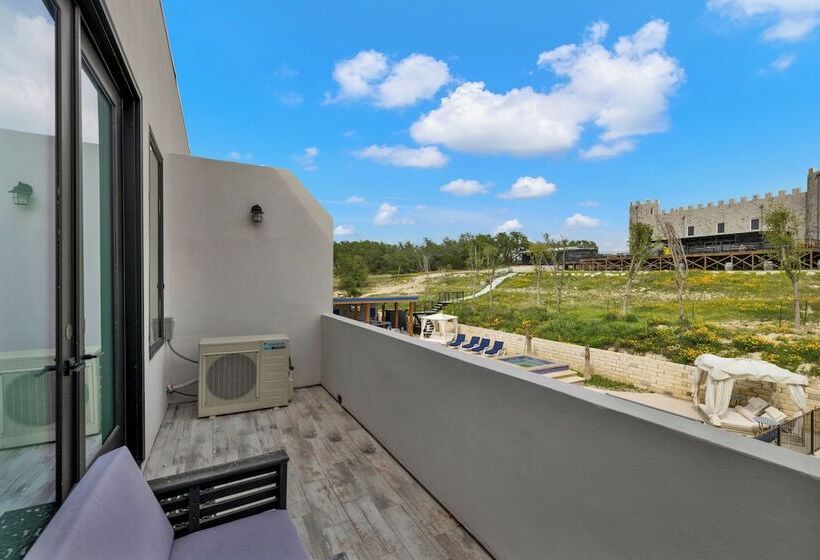 The Bentley Hotel Elvis Room Pool View