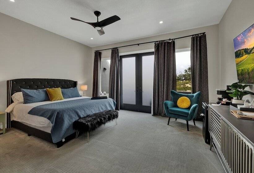 The Bentley Hotel Elvis Room Pool View