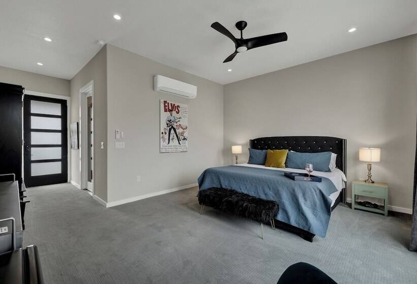 The Bentley Hotel Elvis Room Pool View