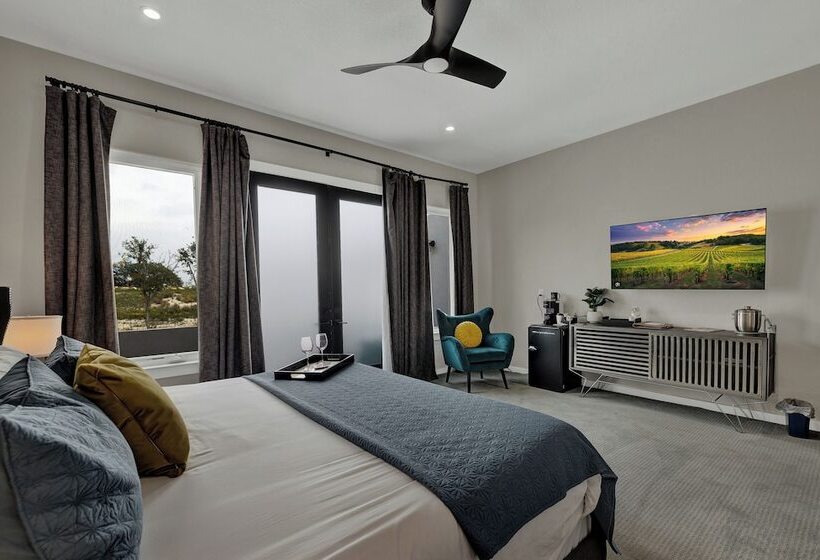 The Bentley Hotel Elvis Room Pool View