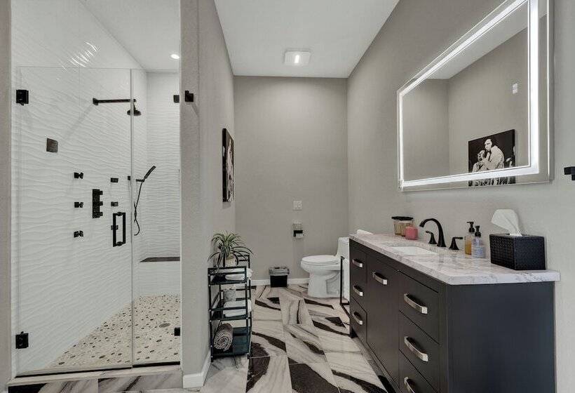 The Bentley Hotel Elvis Room Pool View