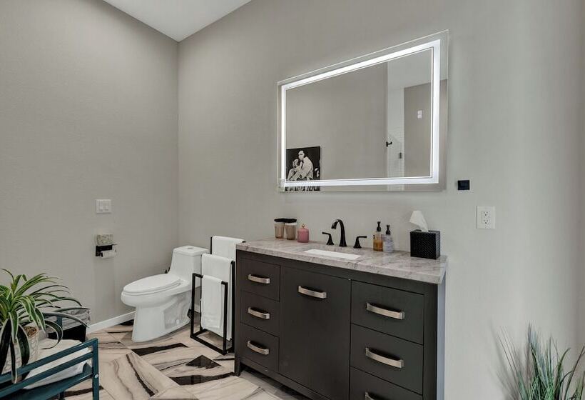 The Bentley Hotel Elvis Room Pool View