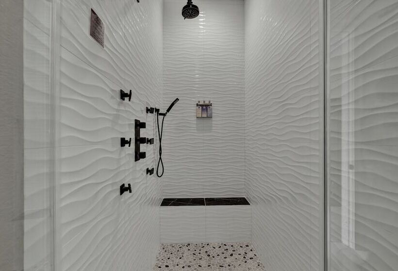 The Bentley Hotel Elvis Room Pool View