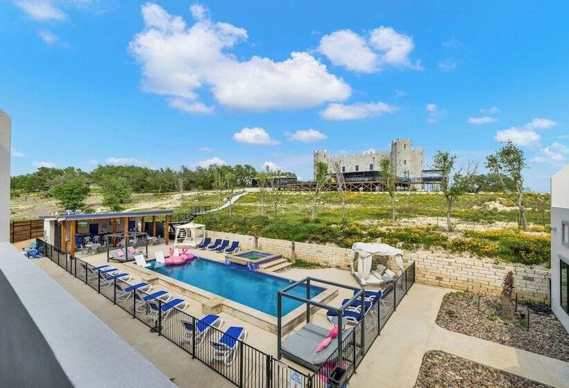 The Bentley Hotel Elvis Room Pool View