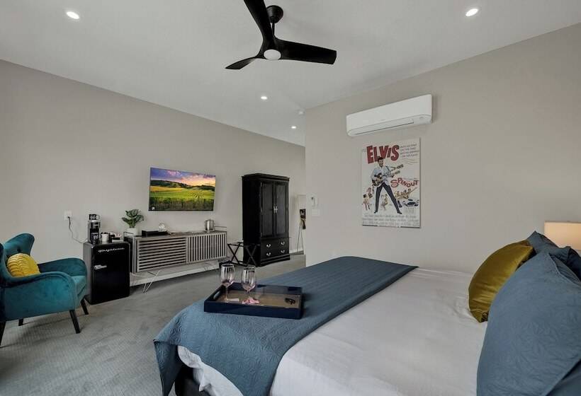 The Bentley Hotel Elvis Room Pool View