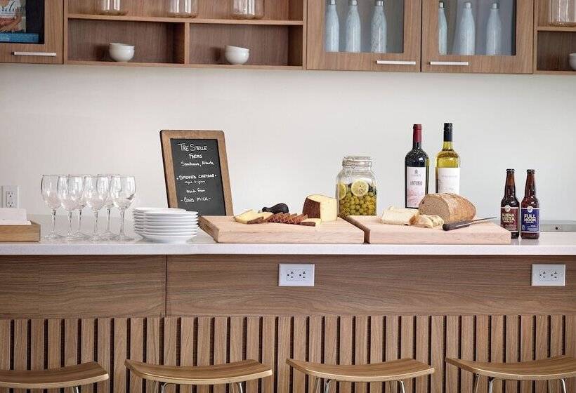 هتل Element Melbourne Oceanfront