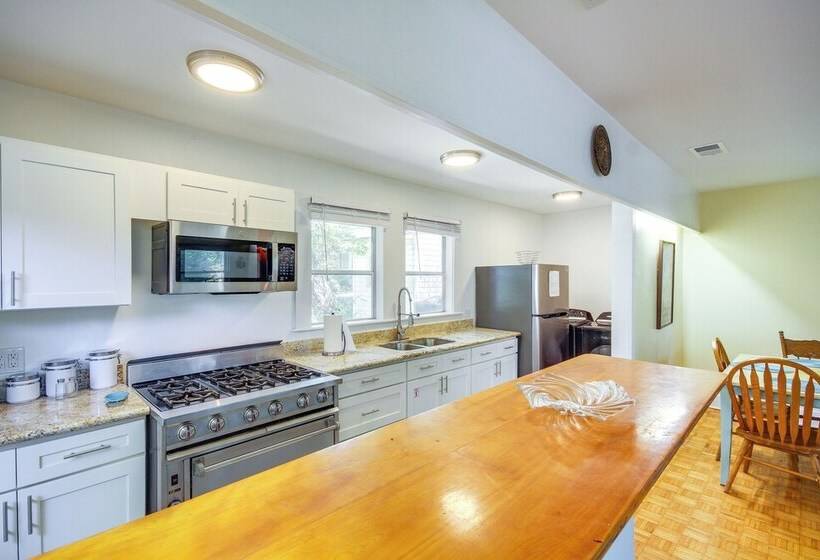 Long Beach Cottage, Walk To Beach & Downtown!