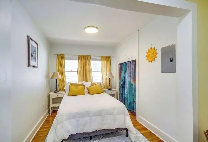 Long Beach Cottage, Walk To Beach & Downtown!