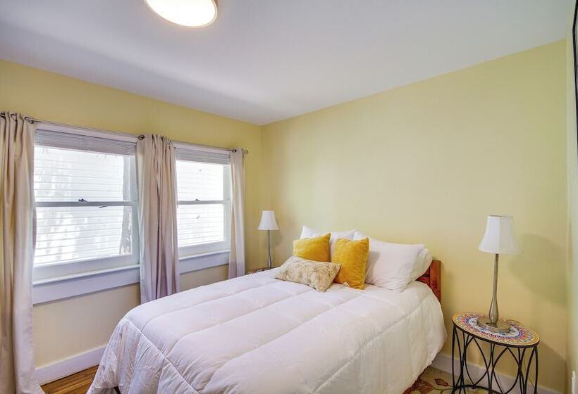 Long Beach Cottage, Walk To Beach & Downtown!