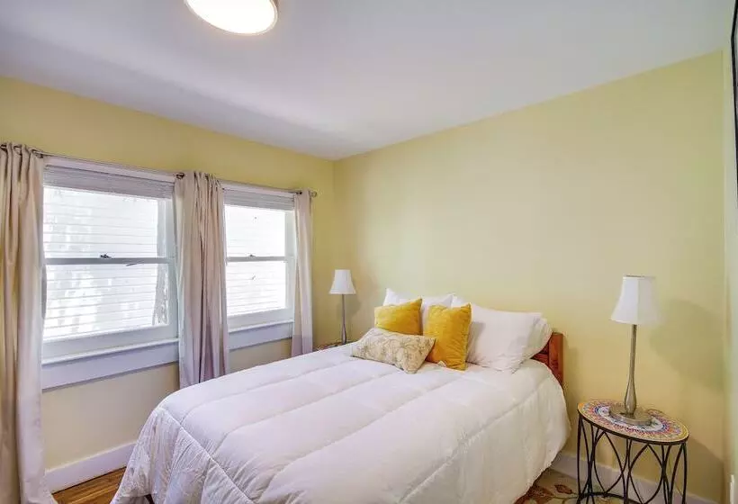 Long Beach Cottage, Walk To Beach & Downtown!