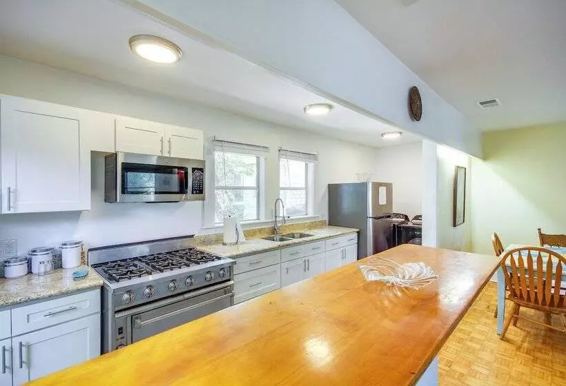 Long Beach Cottage, Walk To Beach & Downtown!