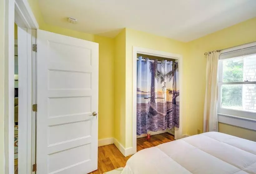 Long Beach Cottage, Walk To Beach & Downtown!