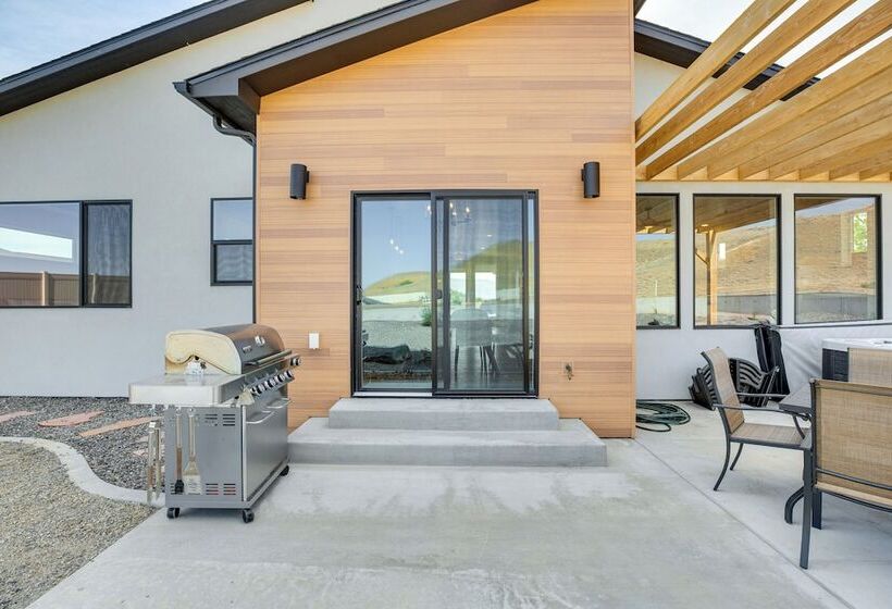 Luxe Living: Grand Junction Home W/ Hot Tub, Views