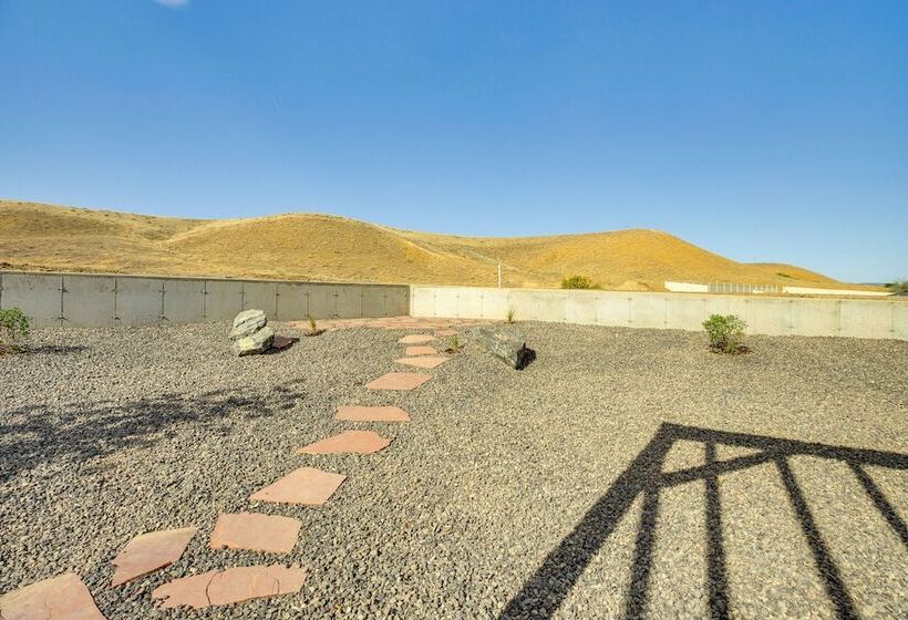 Luxe Living: Grand Junction Home W/ Hot Tub, Views