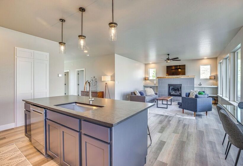 Luxe Living: Grand Junction Home W/ Hot Tub, Views