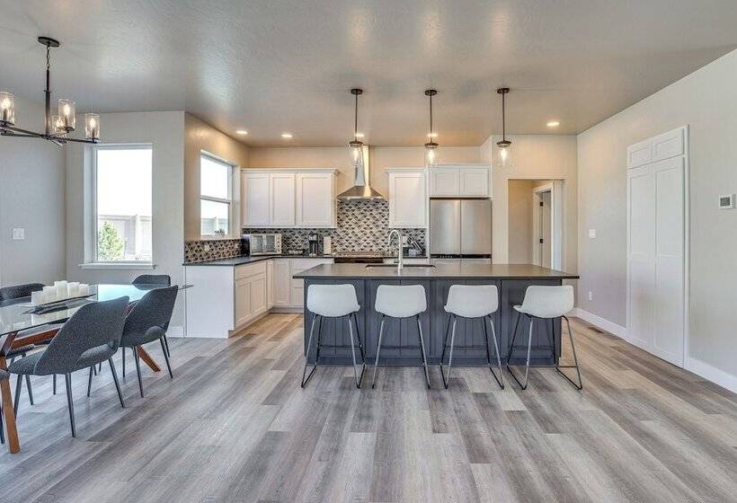 Luxe Living: Grand Junction Home W/ Hot Tub, Views