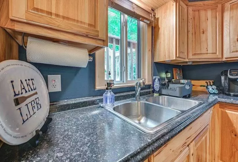 Murray Cabin W/ Hot Tub: Walk To Kentucky Lake!