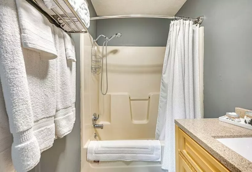 Murray Cabin W/ Hot Tub: Walk To Kentucky Lake!