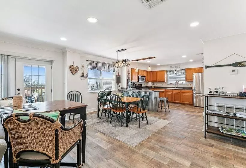 Port Sulphur Retreat W/ 2 Balconies & Bayou Access