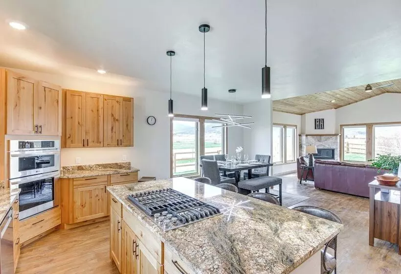 Red Lodge Home W/ Outdoor Kitchen & Fire Table!