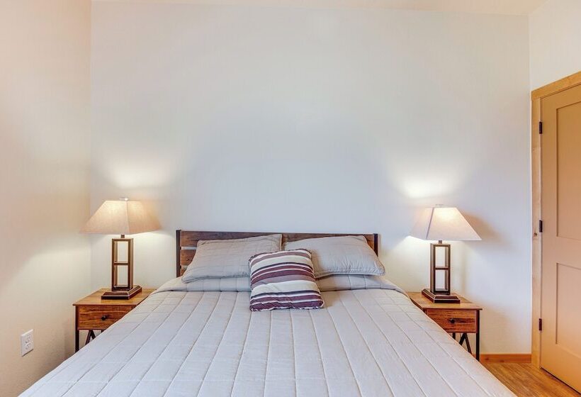 Red Lodge Home W/ Outdoor Kitchen & Fire Table!