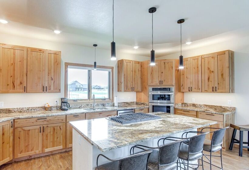 Red Lodge Home W/ Outdoor Kitchen & Fire Table!