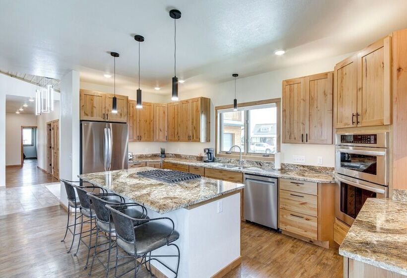 Red Lodge Home W/ Outdoor Kitchen & Fire Table!