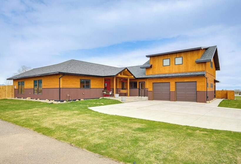 Red Lodge Home W/ Outdoor Kitchen & Fire Table!