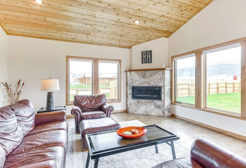 Red Lodge Home W/ Outdoor Kitchen & Fire Table!