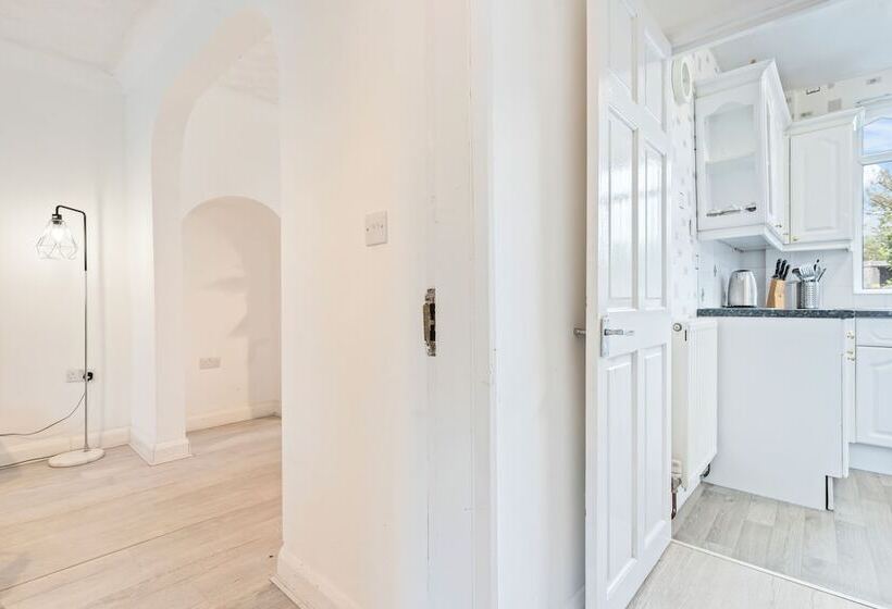 اقامتگاه Spacious 3 Bed House In Birmingham