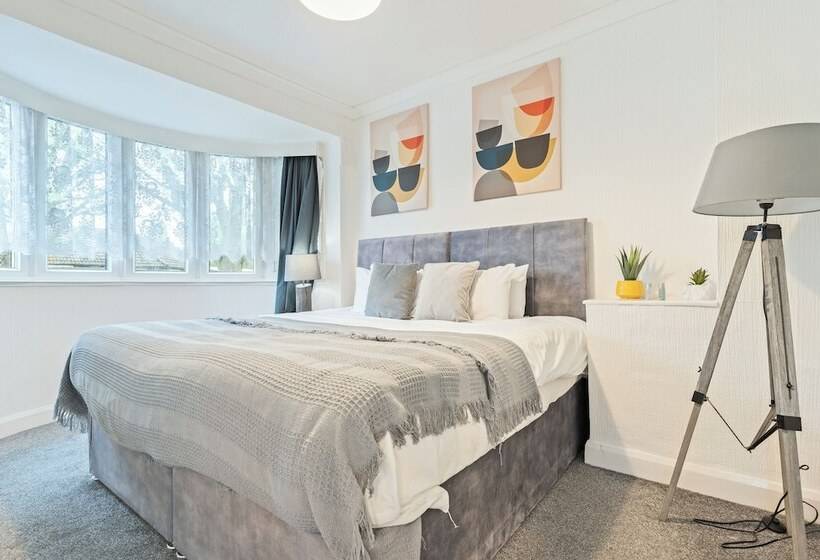 اقامتگاه Spacious 3 Bed House In Birmingham