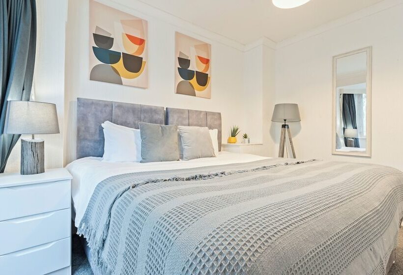 اقامتگاه Spacious 3 Bed House In Birmingham