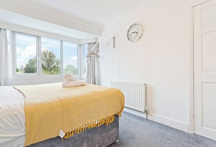 اقامتگاه Spacious 3 Bed House In Birmingham