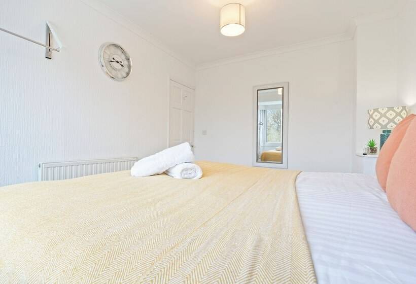 اقامتگاه Spacious 3 Bed House In Birmingham