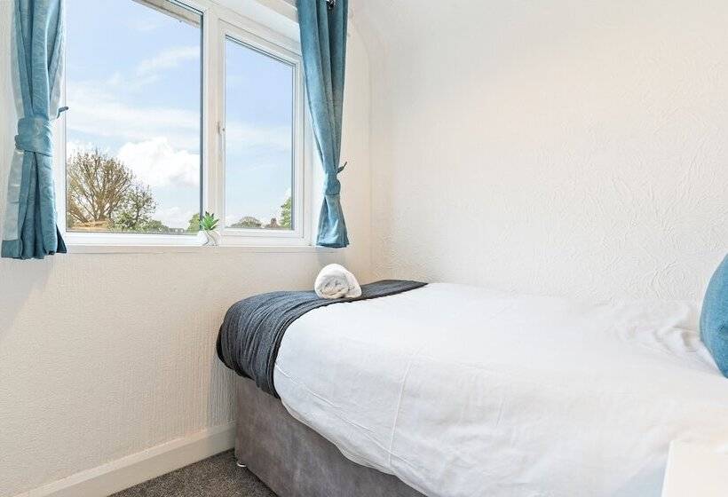 اقامتگاه Spacious 3 Bed House In Birmingham