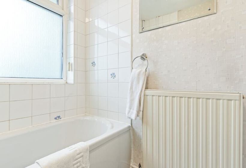 اقامتگاه Spacious 3 Bed House In Birmingham