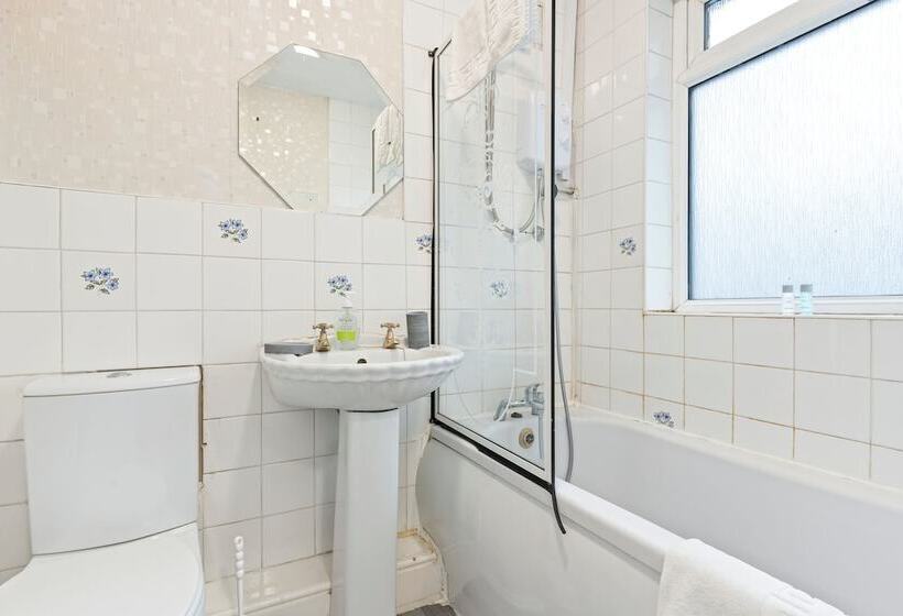 اقامتگاه Spacious 3 Bed House In Birmingham