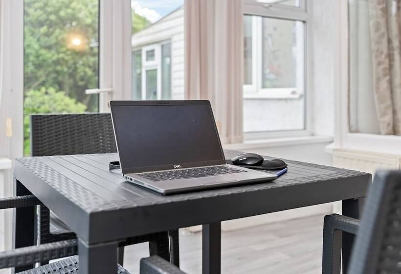 اقامتگاه Spacious 3 Bed House In Birmingham