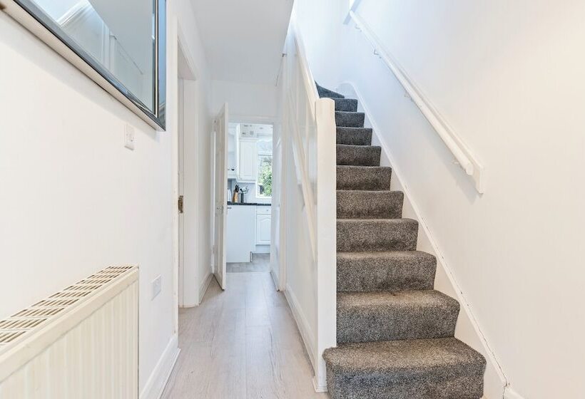 اقامتگاه Spacious 3 Bed House In Birmingham