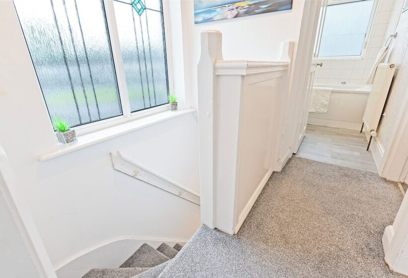 اقامتگاه Spacious 3 Bed House In Birmingham