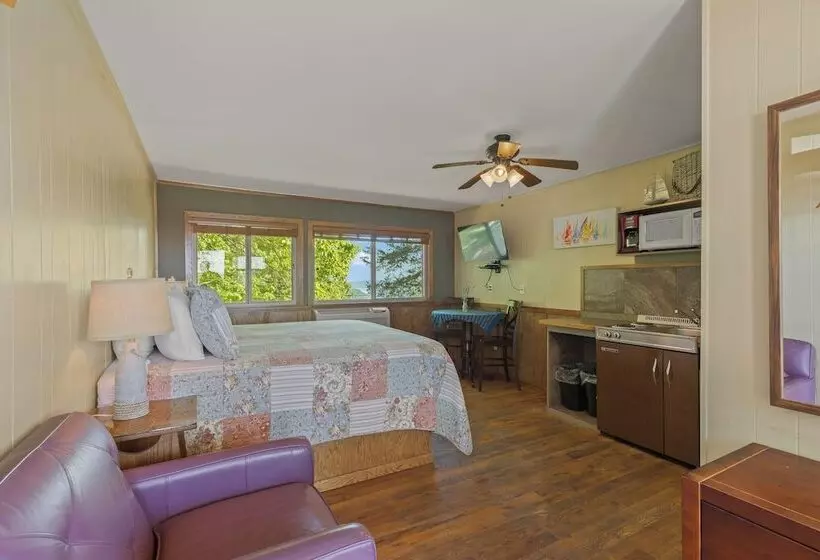 Roadrunner Inn And Log Cabins