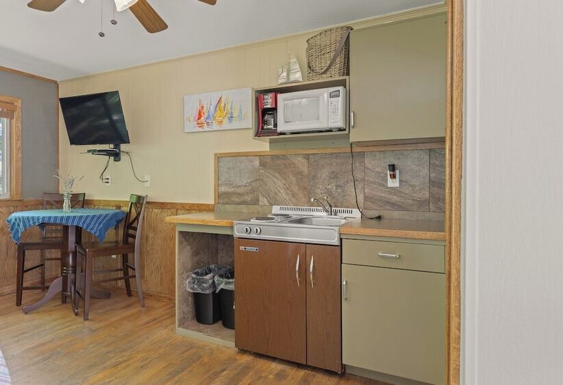 Roadrunner Inn And Log Cabins