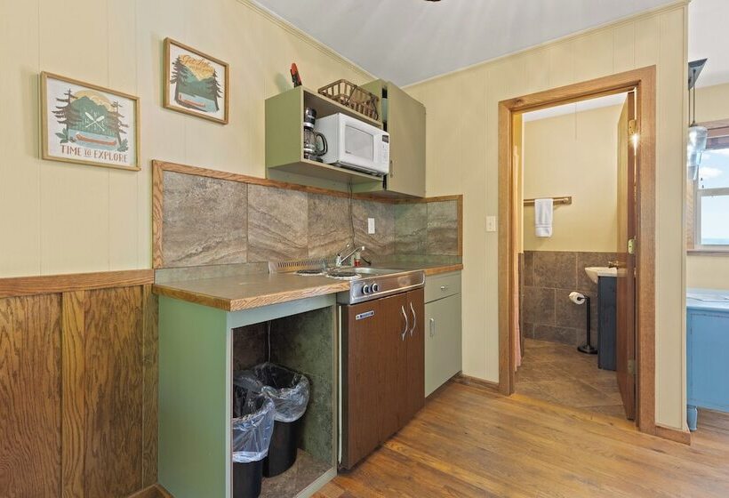 Roadrunner Inn And Log Cabins