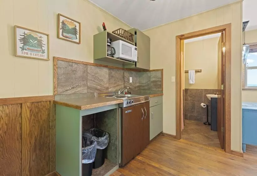 Roadrunner Inn And Log Cabins