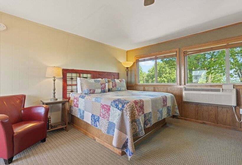 Roadrunner Inn And Log Cabins