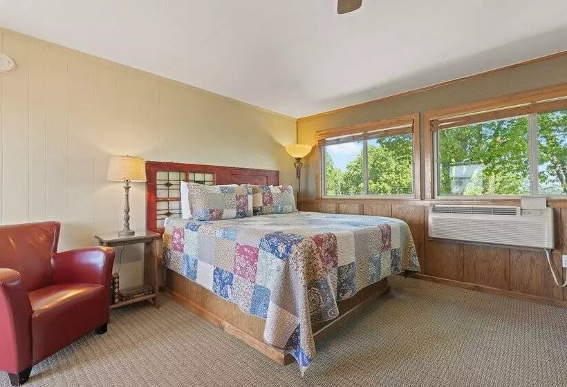 Roadrunner Inn And Log Cabins