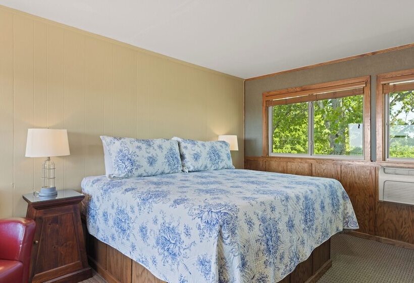 Roadrunner Inn And Log Cabins